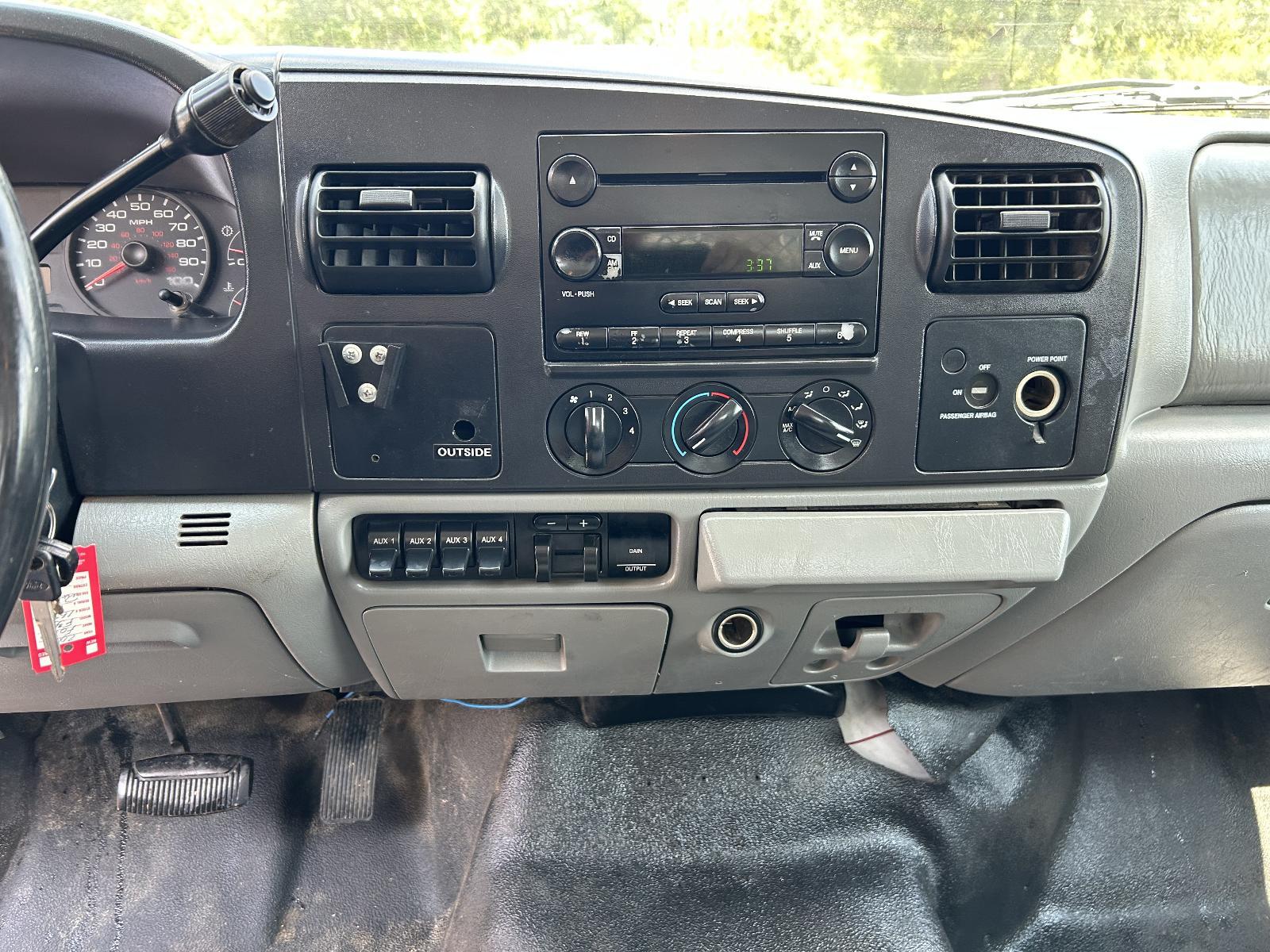 2005 Ford F-550 - Photo 12