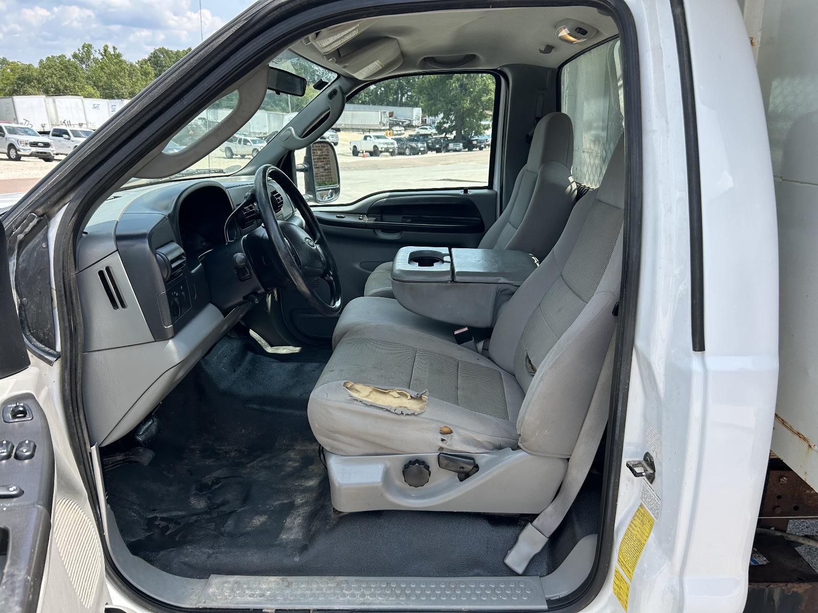 2005 Ford F-550 - Photo 8