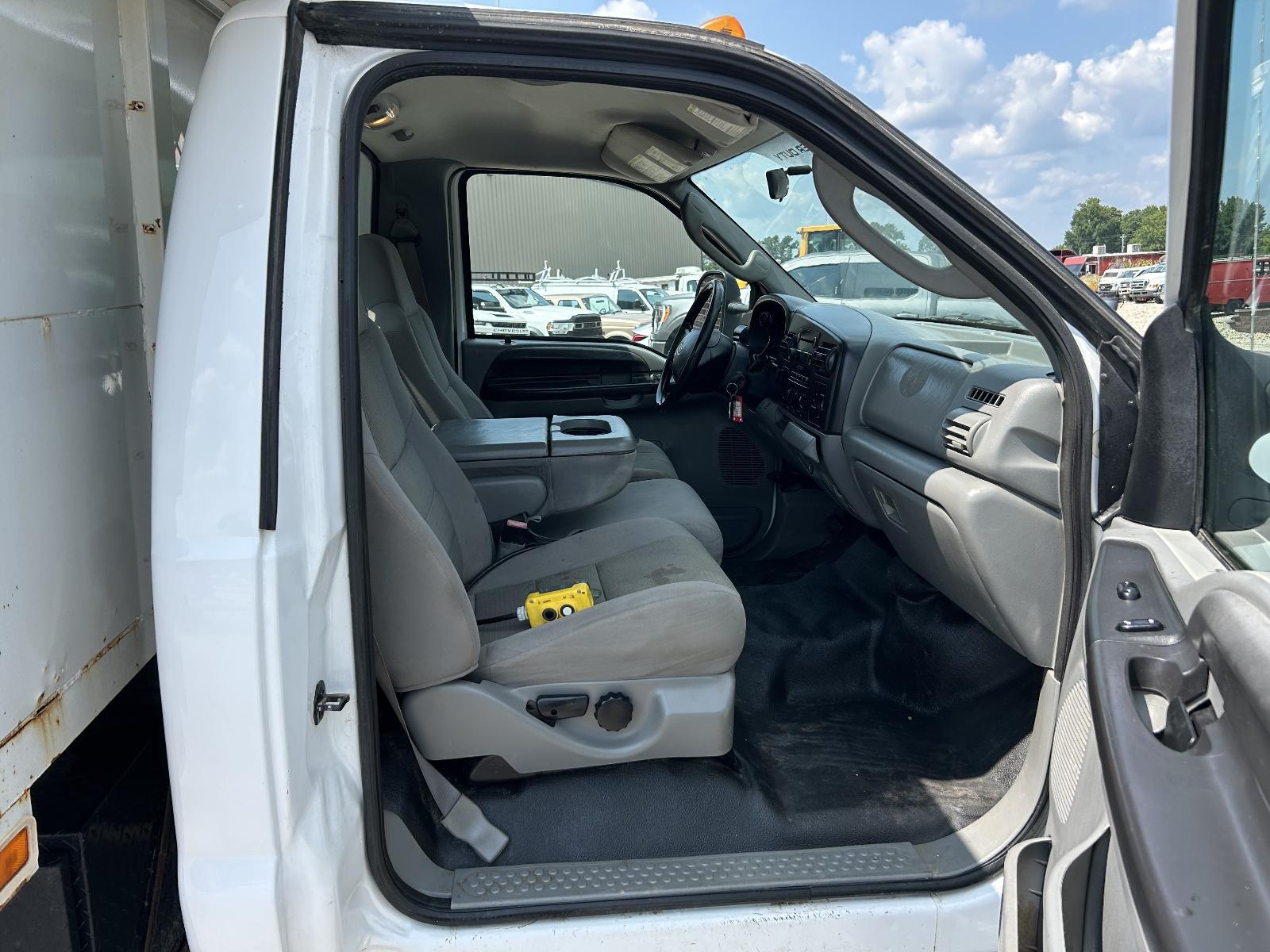 2005 Ford F-550 - Photo 9